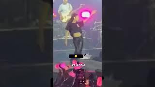 JENNIE iconic cat walk in coachella  #blackpinkyg #blackpink #jennieblackpink