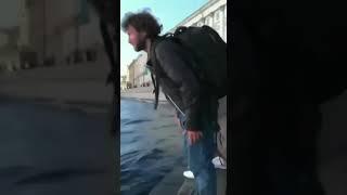 Бомж упал в воду (подумал что он Иисус)