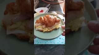 Egg and Sausage Breakfast Croissant Sandwich #croissant #croissantsandwich #breakfast #eggsandwich