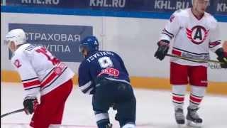 Голышев встречает Хиетанена в центре льда / Golyshev hits Hietanen centerice