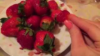 ASMR eating chewing whisper tapping -Strawberry /  АСМР жевание чавканье шепот - Клубника