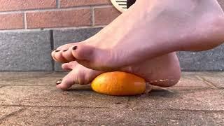 Elise giantess big feet crush a grapefruit