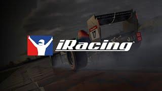 iRacing oynuyor