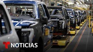 Trump frena los aranceles por un mes a los autos de México y Canadá | Noticias Telemundo