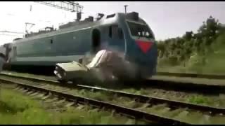 Поезд сбил машину / Train crash car