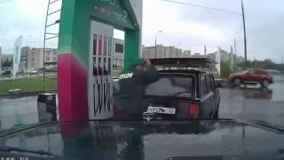 Брейк данс на заправке , на крыше машины - break dance at the gas station