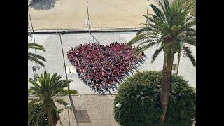 Els centres escolars preparen els alumnes per saber actuar davant d’una aturada cardiorespiratòria