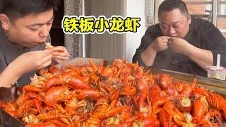 Fat dragon bought 13kg of crayfish and washed it to make ”iron plate crayfish”. it was spicy and ta