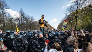 Ein Flügel wird beschlagnahmt - Arne Schmitt am 21.04.2021 in Berlin