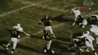 1965: Larry Wilson Intercepts pass with two broken hands