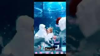 How can he sang a song while dancing with his amazing flexibility.....