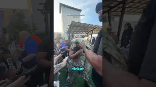 this famous singer gave her fan a show ticket