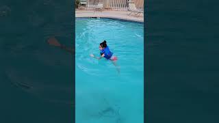 PAOLITA NIÑA EN LA PISCINA.