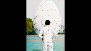 Athlete throws balls and smashes big white eggs in the playground @Beijing Yizhuang 100 reasons to