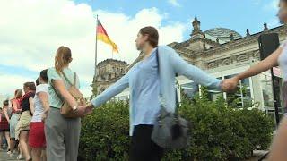 Fridays-for-Future-Aktivisten ziehen Menschenkette um den Reichstag | AFP