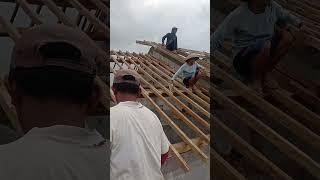 proses pemasangan kayu atap rumah model minimalis