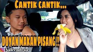 PRANK TAXI ONLINE !! CEWEK SEXY BANTET DOYAN MAKAN PISANG, GILAA !!