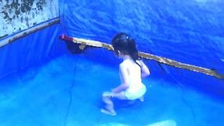 Raissha, sambil berenang kebelet pipis