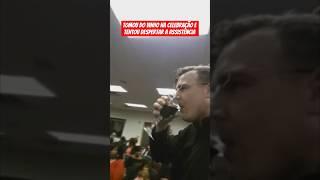 Homem toma do vinho durante a celebração das Testemunhas de Jeová #pioneiro #jw