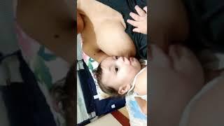 Cara Menyusui Anak Bayi Saat Duduk