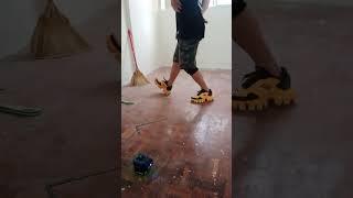 鞋底打上雷射跳著鬼舞