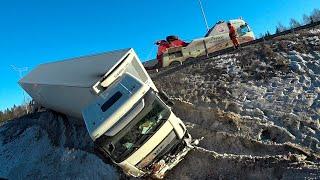 An accident on the Ring Road. He flew into a 7-meter ditch. Work with the threat of tipping over.