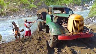 Loading Tons of Sand Into Completely Rusted Dying Soviet Truck