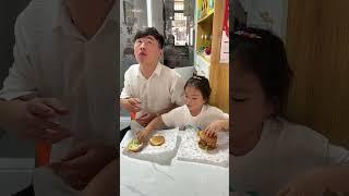 女儿偷走肉饼竟是为了给爸爸吃！果真是贴心小棉袄！ #funny #萌娃 #宝宝 #cute #baby #搞笑