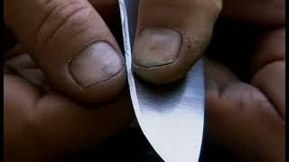 Ray Mears - Sharpening A Knife In The Field