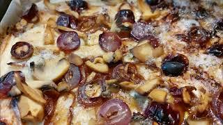 Pizza Medy Mer gorgonzola, struguri, ceapa, ciuperci/Pizza gorgonzola, grapes, red onions, mushrooms