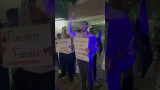 Jóvenes protestan frente a casa presidencial exigiendo "RENUNCIA DE XIOMARA CASTRO y el Familión"