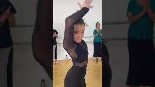 Irene Olvera bailando por alegrías