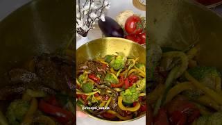 Мясной салат с брокколи и овощами