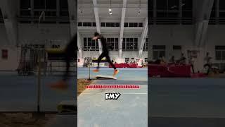 Ему не верили, пока он не перепрыгнул 100 стаканов #shorts