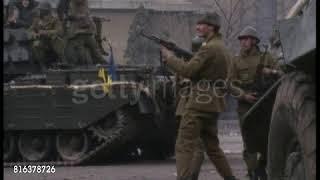 Ostași trăgînd cu arma în București, decembrie 1989