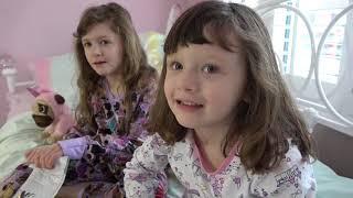 Sophia, Isabella e Alice Acordando de Manhã para ler as suas Cartinhas