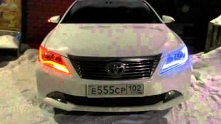 Бегущий поворотник в альтернативной оптике Toyota Camry XV50 ДХО+поворотник