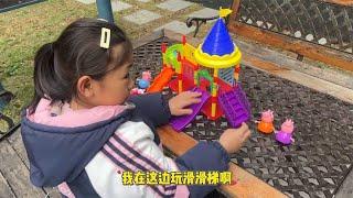 嘉嘉和小猪佩奇一起玩滑滑梯，一起玩过家家