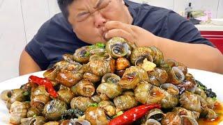 Monkey brother bought 10kg of snail and went home to stir-fry it. The snail meat Q is spicy and tas