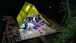 1 Hari berpetualang camping membuat shelter di atas rakit