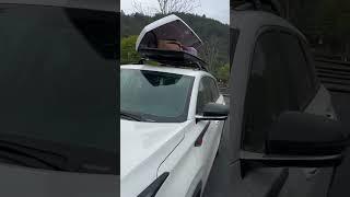 SUV roof box installation effect.