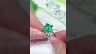 天然嘅綠寶石，產地有哥倫比亞、巴西和贊比亞。我哋嘅綠寶石係產自實驗室，用高溫高壓嘅方式模擬地下嘅環境，培植綠寶石。