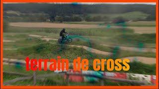 UNE DIRT SUR UN TERRAIN DE CROSS ( GROSSE CHUTE )