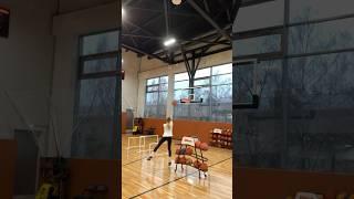 ЗАБИВАЮ БРОСКИ ПОДРЯД#shorts #баскетбол #tricks #basketball