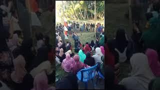 Ibu-ibu lomba menangkap bebek dengan mata ditutup bikin heboh