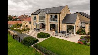 Glazed entrance atrium with panoramic rear glazing & bi-folding doors