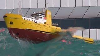 RC Offshore Tug in BIG WAVES - HAPPY HUNTER - Piratenmeer Büsum