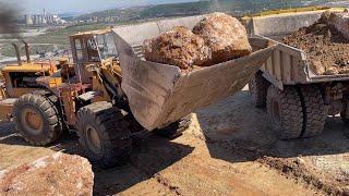 Old But Strong Caterpillar 992B Wheel Loader Loading Huge Rocks On Dumpers - Ektor Epe