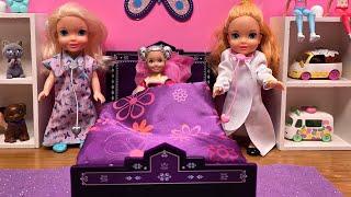 Snowflake is sick ! Elsa & Anna toddlers play the doctor & nurse - Barbie dolls