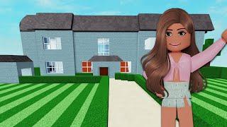 I MADE MY BLOXBURG FAMILY HOUSE ON PIGGY! Amberry